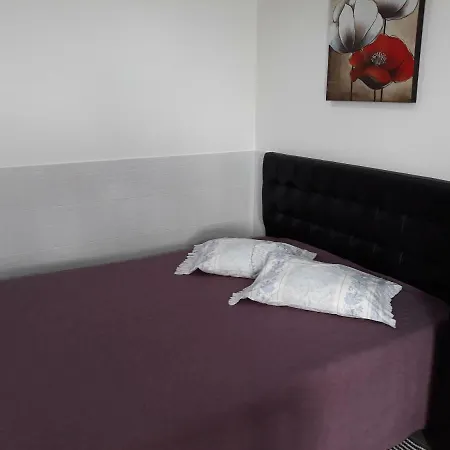 - The Little Star נאזרה