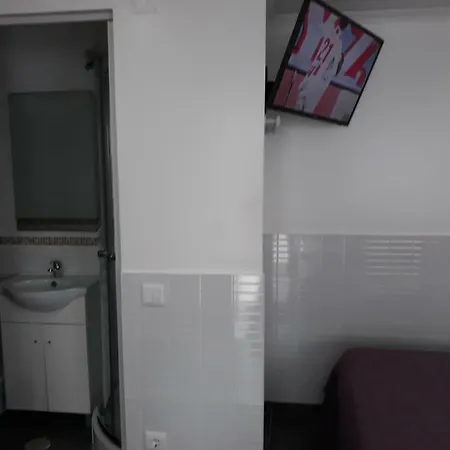 - The Little Star בית נופש נאזרה